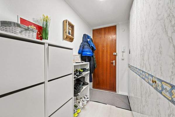 geräumiger Eingangsbereich.jpg