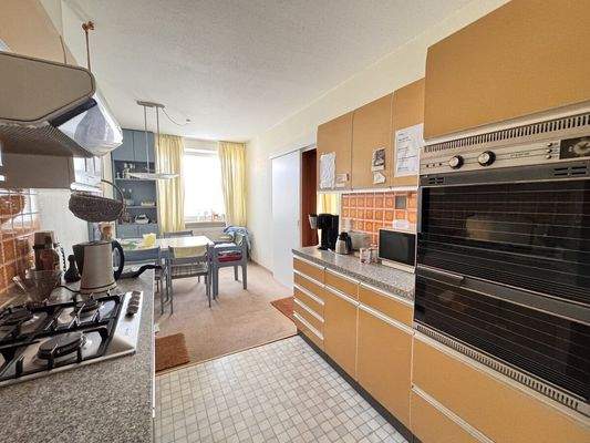 Küche mit Einbauküche