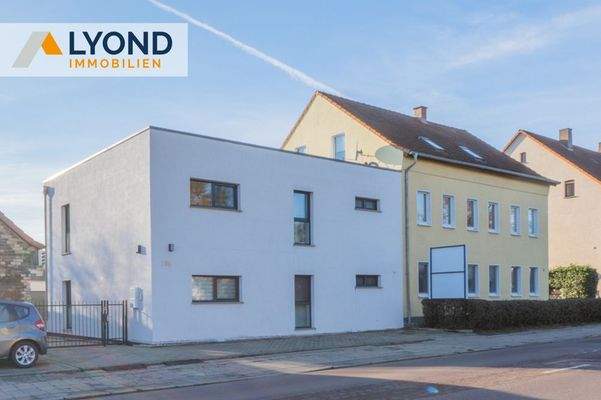 Haus vorn + 2 Stellplätze