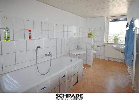 Das Bad im OG mit Wanne und Dusche