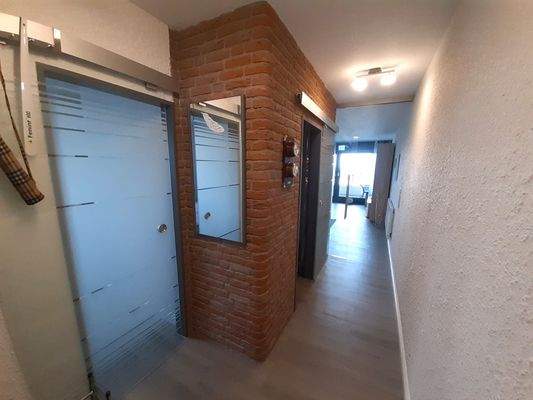 Flur mit hochwertigen Glasschiebetüren