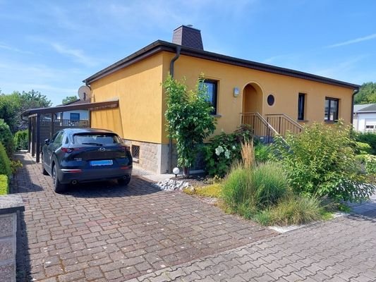 Ansicht mit Carport