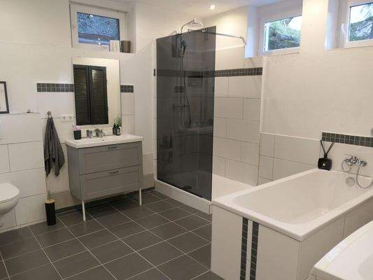 Bad mit Badewanne u. Dusche