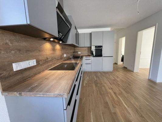 Großzügige Einbauküche mit Essplatz davor