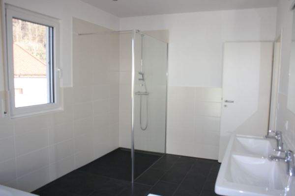 Bad mit Duschbereich