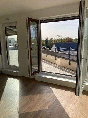 Wohnzimmer mit Blick in die Wohnanlage