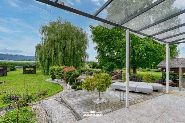 Blick von der Terrasse in den Garten