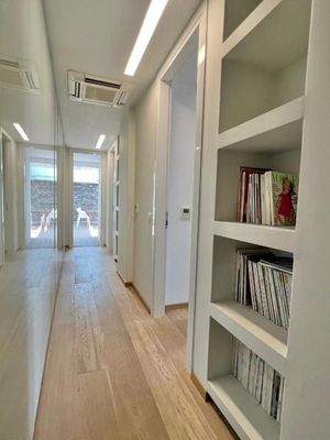 Einzigartige Villa am Meer mit Innenpool, Gärten und Gästehaus