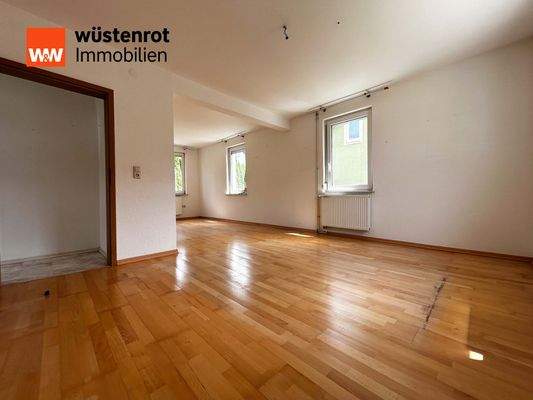 EG Wohnzimmer: Offen, hell und bereit für Neues – ein Raum, in dem Möbel und Erinnerungen ihren Platz finden