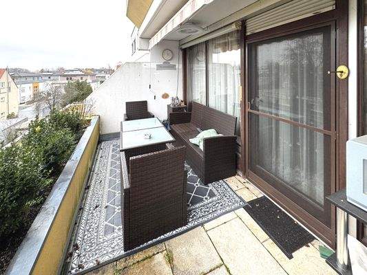 großer Balkon mit Ostausrichtung