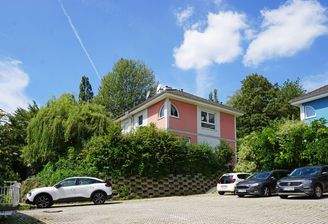 Hausansicht und Parkplatz