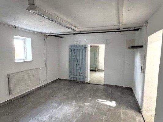 KG/Souterrain, geräumig-in guter Qualität