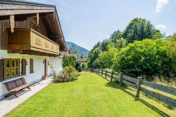 Eingebettet in großzügige Gartenflächen