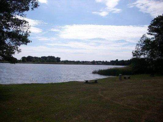 Natur-See straßenseitig gegenüber Wohnhaus