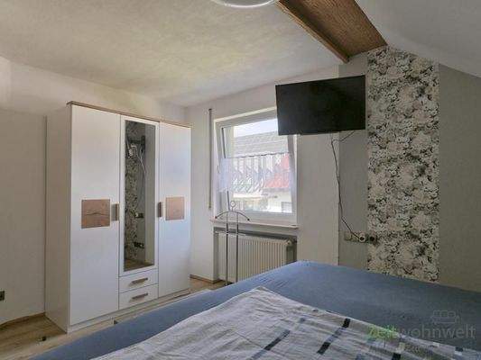 Kleiderschrank und Wand-TV