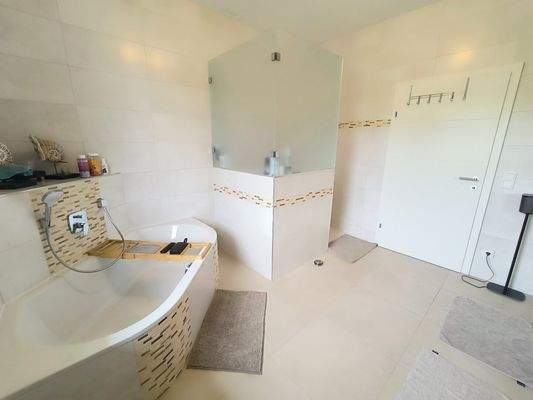 Badezimmer mit Badewanne, Dusche und WC OG