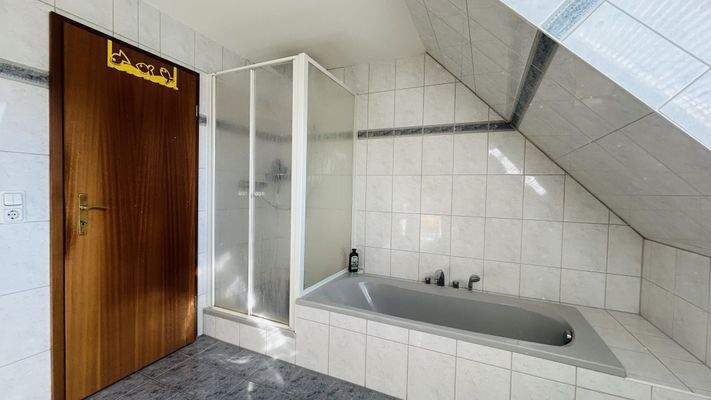 Badezimmer mit Wanne und Dusche