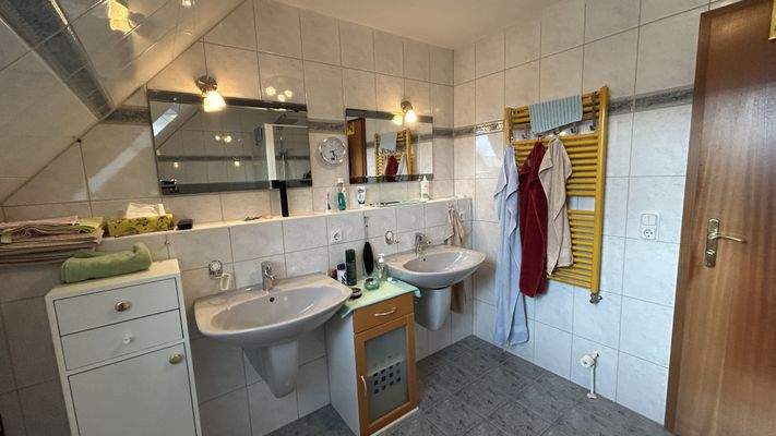 Badezimmer im Dachgeschoss
