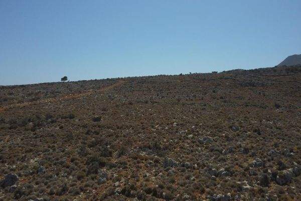 Kreta, Kokkino Chorio: Grundstück in ruhige Lage mit majestätischer Aussicht zu verkaufen