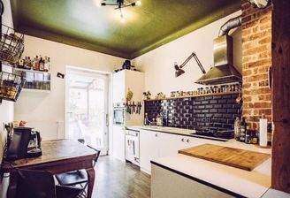 Küche mit Türe in den Garten