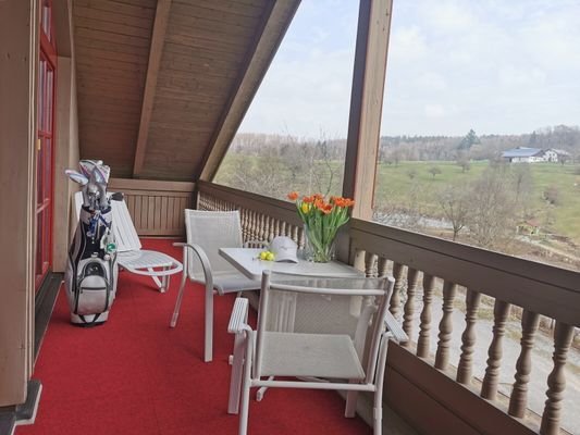 breiter, überdachter Süd-Balkon