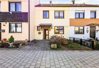 Einladender Eingangsbereich mit Blick auf Vorgarten