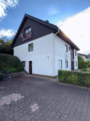 Seitenansicht mit Parkplatz