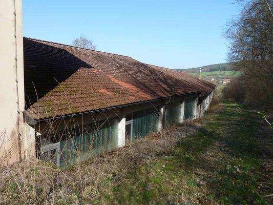 Gesamtansicht der Gewerbeimmobilie von Süden