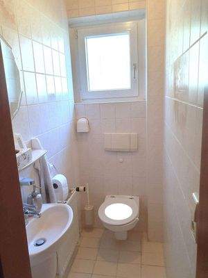 19 Helles WC mit Fenster EG.jpg
