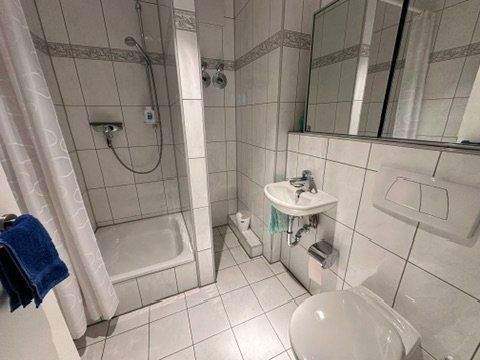 Gäste-WC mit Dusche