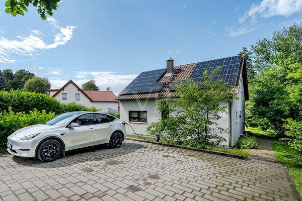 Gepflasterte Stellplätze mit Wallbox