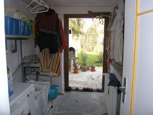 Waschküche mit Zugang zum Garten