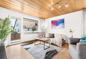 Wohnzimmer mit Balkonzugang