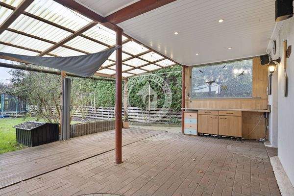 überdachte Gartenterrasse