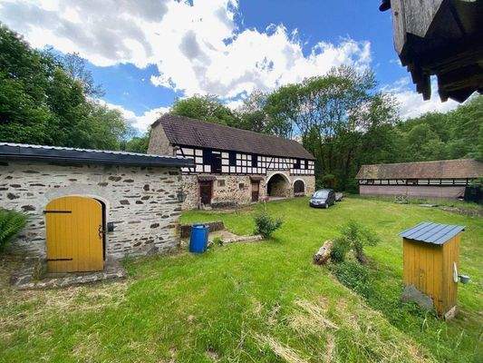 8 Hoffläche mit Sommerküche.jpg