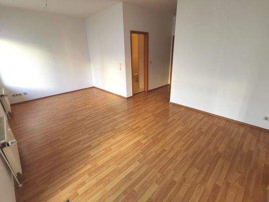 Wohnzimmer mit Sicht auf Badezimmer.jpg