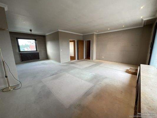 großzügiges und helles Wohnzimmer