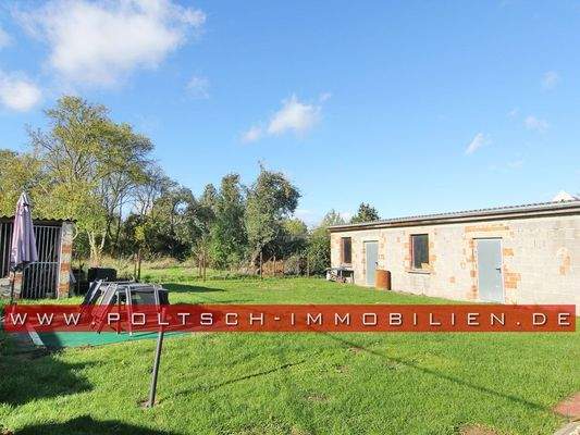 Gartenansicht mit Nebengebäude