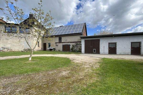 Innenhof mit separatem Hauseingang, Nebengebäude und Pferdeboxen