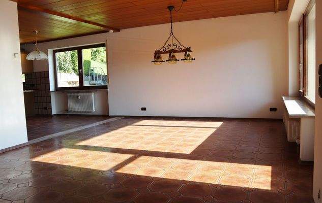 Wohnzimmer mit Balkonzugang