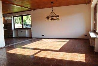 Wohnzimmer mit Balkonzugang