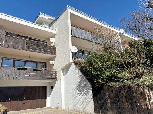 neben der Garagenzufahrt