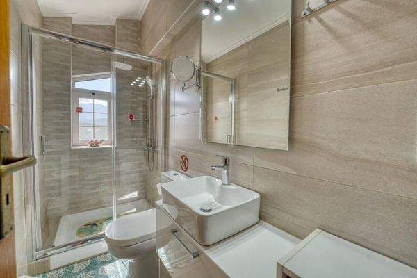 Kreta, Kalyves: Helle Villa zu verkaufen, nur wenige Schritte vom Meer entfernt