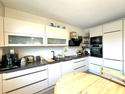Moderne Einbauküche aus 2023