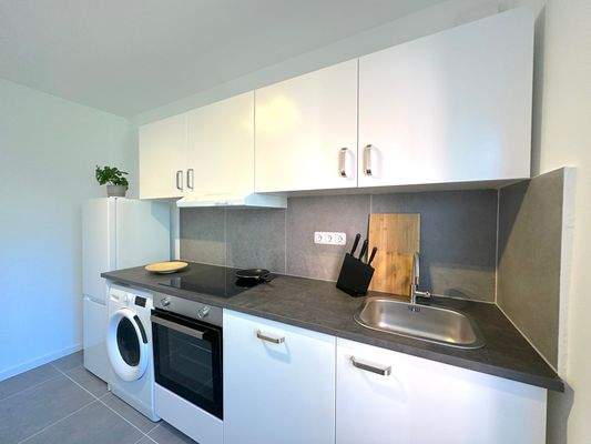 Moderne Küche mit Geräten