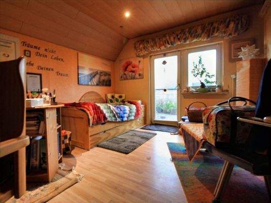 Einliegerwohnung- Zimmer mit Zugang zum Balkon