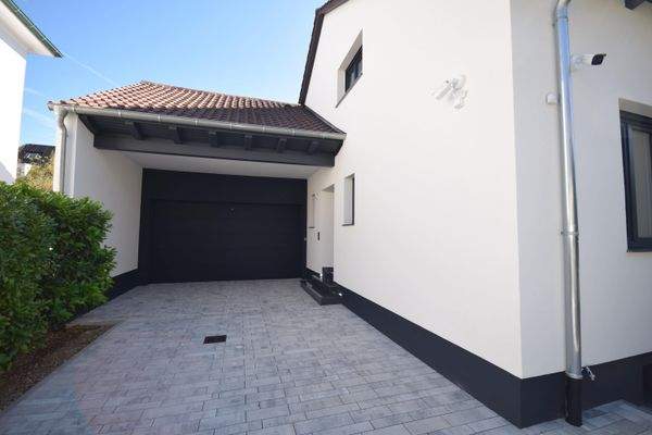 Garage und Stellplatz