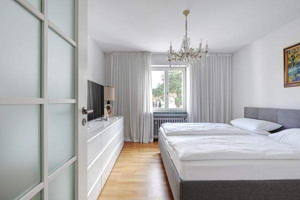 Master-Schlafzimmer mit separatem Ankleidezimmer