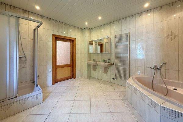 geräumiges Badezimmer mit Eckbadewanne und Dusche