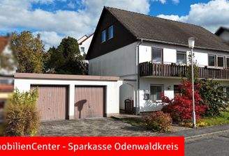 Straßenansicht mit Doppelgarage